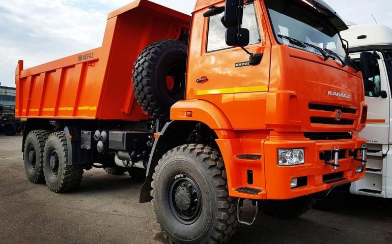 Самосвал КАМАЗ 65222-6010-53 автомобиль с механизмом задней разгрузки. Его используют в строительстве, промышленности, сельском хозяйстве для перевозки крупных партий сыпучих материалов. Самосвал имеет высокую проходимость..